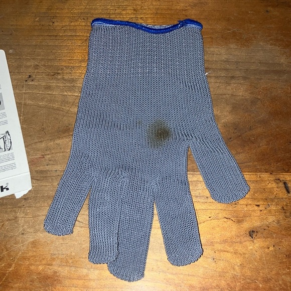 Fillet glove for fish - good used condition, STAINED but may be removable - Picture 9 of 12